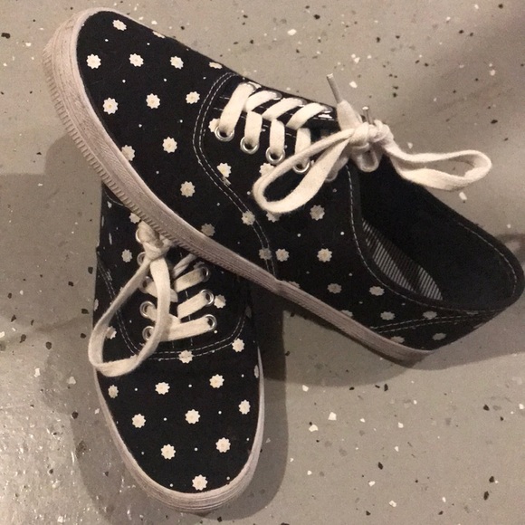 American Eagle By Payless Shoes - Cute daisy sneakers 🌼